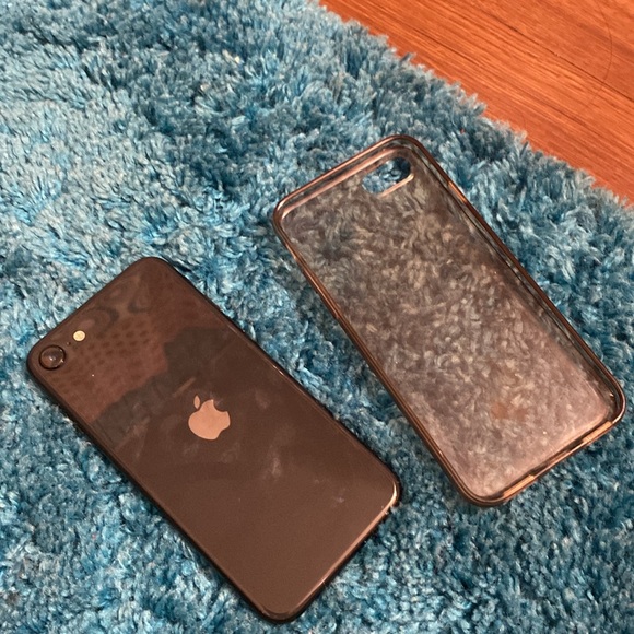 Cracked iPhone SE - Picture 8 of 9